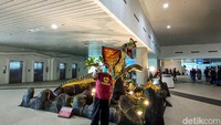 Salah satunya traveler bernama Ari Nugroho, Saya bukan penumpang mas, ke sini memang mau wisata aja. Karena katanya kan ada Malioboro mini di bandara, jadi bikin penasaran, ucap Ari yang datang bersama dengan keluarga. (Jalu Rahman Dewantara/detikTravel)