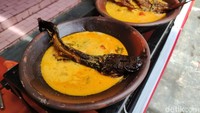 Ciri khas mangut lele adalah proses pengasapan ikan lele sebelum digoreng dan dimasak dengan kuahnya. Soal rasa, sensasi smoky dari ikan lele berpadu dengan bumbu kuah mangut yang gurih dan sedikit pedas. Foto: detikFood/Devi S. Lestari