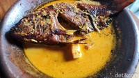 Kuahnya yang berwarna kuning oranye juga tak kalah lezat. Kami merasakan ada jejak rasa kencur dan daun jeruk dalam kuah mangut ini. Sedikit sensasi pedas juga terasa menggigit di lidah. Sedap! Foto: detikFood/Devi S. Lestari