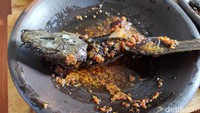 Bagi penggemar makanan pedas dijamin langsung kecantol dengan rasa pedasnya lele, ayam atau nila sambal korek. Foto: detikFood/Devi S. Lestari