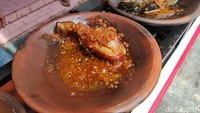 Pedasnya sambal korek ini cocok dijadikan bumbu untuk lele, ayam dan nila asap. Seporsi menu ini dibanderol mulai Rp 17.000 hingga Rp 19.000. Foto: detikFood/Devi S. Lestari