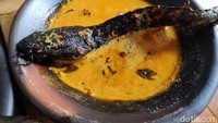 Pak Gianto punya resep mangut yang juara. Proses masak yang panjang, sebanding dengan rasa yang dihadirkan. Sebelum digoreng dan dimasak dengan kuah mangut, ikan lele, ayam serta nila diolah dahulu dengan cara diasap. Foto: detikFood/Devi S. Lestari