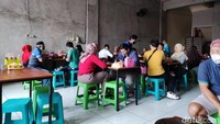 Jadi kalau mau melepas rindu dengan sajian mangut lele yang sedap, kamu bisa datang ke warung mangut lele Pak Gianto di Bekasi. Siap-siap ketagihan! Foto: detikFood/Devi S. Lestari