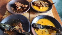Setelah diasap, kemudian lele, ayam dan nila ini digoreng hingga matang. Sebelum disajikan, kuah mangut dipanaskan di atas piring tanah liat hingga mendidih lalu dicelupkan lele, ayam dan nila.  Foto: detikFood/Devi S. Lestari