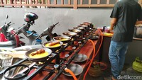 Sebagai saran, jika ingin nyaman menikmati ragam menu mangut di sini sebaiknya datang lebih awal. Datang satu jam sebelum jam makan siang. Foto: detikFood/Devi S. Lestari
