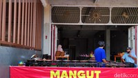 Mangut lele termasuk salah satu makanan khas Yogyakarta. Di kota asalnya, tidak sulit menemukan penjual mangut lele, salah satu yang laris manis adalah warung mangut lele Pak Gianto. Foto: detikFood/Devi S. Lestari