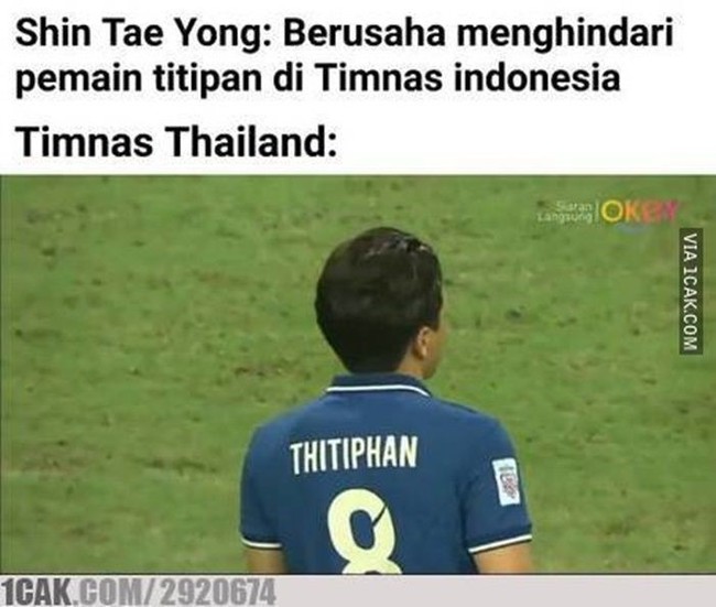 Lagi-lagi nama pemain Timnas Thailand, Thitiphan Puangchan yang dijadikan meme plesetan. Karena tidak biasa, nama pemain Timnas Thailand yang satu ini cukup mencuri perhatian dan jadi popular. Foto: 1cak.com