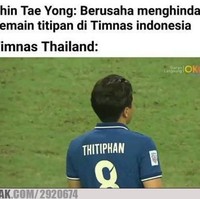 Lagi-lagi nama pemain Timnas Thailand, Thitiphan Puangchan yang dijadikan meme plesetan. Karena tidak biasa, nama pemain Timnas Thailand yang satu ini cukup mencuri perhatian dan jadi popular. Foto: 1cak.com