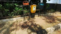 Biasanya, tempat sampah juga digunakan untuk membiasakan masyarakat memilah sampah organik dan non organik.