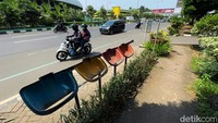 Bak sampah hilang entah kemana. Hanya tutupnya saja yang masih terlihat di lokasi.