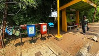 Meski berada di kawasan Pemerintah Kota Bekasi, kondisi tempat sampah itu terlihat memprihatinkan.