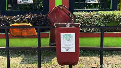 Memprihatinkan, Tempat Sampah Dekat Pemkot Bekasi Tidak Terawat