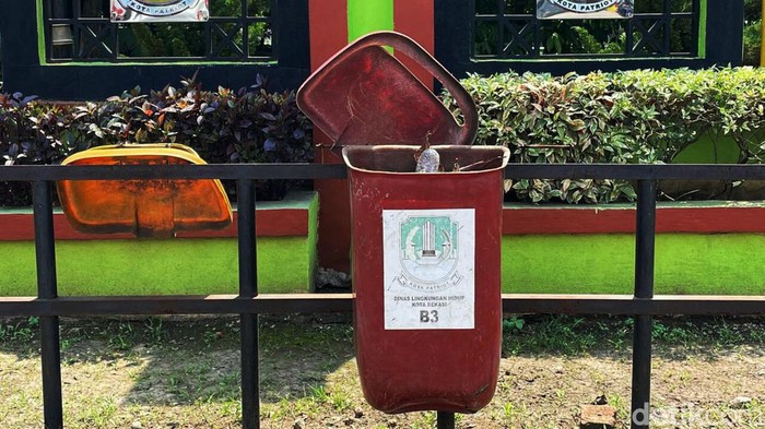 Pemandangan memprihatinkan terlihat di kawasan Pemerintah Kota Bekasi, tepatnya di Jalan Ir H juanda, Kota Bekasi, Senin (3/1/2022). Sejumlah tempat sampah di kawasan tersebut tidak terawat. Bahkan sebagian ada yang hilang.