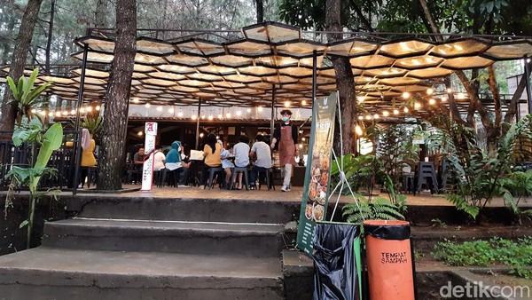 Meski tergolong masih baru, kafe ini sudah mulai dikenal oleh khalayak. Pengunjungnya pun banyak berdatangan dari luar Bogor, terutama anak muda. (Luthfi Hafidz/detikcom)
