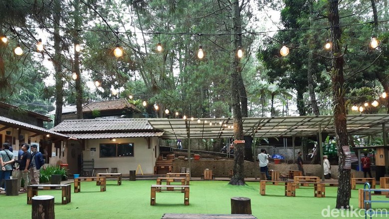 Menikmati secangkir kopi di tengah rimbunnya pepohonan Kopi Daong Bogor