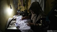 Hal itu bisa membangkitkan semangat belajar anak-anak serta penjualan baju sekolah kembali.