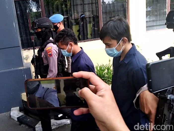 Polresta Solo menyerahkan dua orang tersangka kasus tewasnya Gilang Endi Saputra (21), peserta Diksar Maut Menwa UNS kepada Kejaksaan Negeri (Kejari) Solo.