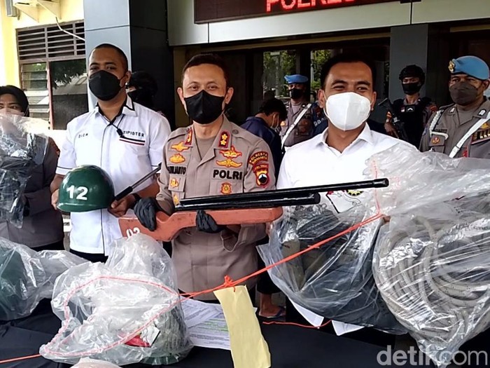 Polresta Solo menyerahkan dua orang tersangka kasus tewasnya Gilang Endi Saputra (21), peserta Diksar Maut Menwa UNS kepada Kejaksaan Negeri (Kejari) Solo.