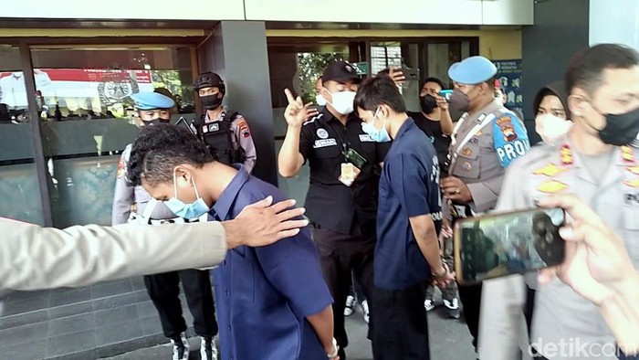 Momen 2 Tersangka Diksar Maut Menwa UNS Dikirim ke Kejari Polresta Solo menyerahkan dua orang tersangka kasus tewasnya Gilang Endi Saputra (21), peserta Diksar Maut Menwa UNS kepada Kejaksaan Negeri (Kejari) Solo.