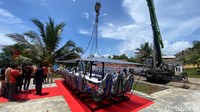 Gunungkidul punya destinasi ngopi anti mainstream buat traveler, yaitu Ngopi in The Sky alias Ngopi di Atas Awan. Atraksi ini bisa kalian nikmati di Teras Kaca Pantai Nguluran, Kalurahan Girikarto, Kapanewon Panggang, Kabupaten Gunungkidul. (Pradito Rida Pertana/detikTravel)