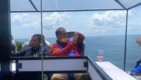 Untuk tarif, Nur mematok ratusan ribu rupiah untuk satu orang. Menurutnya, tarif itu terjangkau dibanding di luar negeri yang mencapai Rp 2,5 juta per orang. Tarif itu sudah termasuk minuman yang disajikan dan menikmati pemandangan sambil ngopi selama 30 sampai 40 menit. (Pradito Rida Pertana/detikTravel)