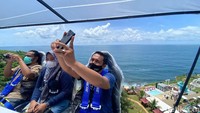 Disinggung mengenai keamanan, Nur menyebut jika setiap hari kondisi tali maupun crane akan dicek. Apalagi, sebelum crane dinaikkan pengunjung wajib mengenakan sabuk pengaman tiga titik di setiap kursi. (Pradito Rida Pertana/detikTravel)