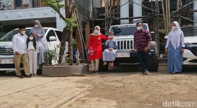 Nur Chamin sendiri ternyata tidak hanya berprofesi sebagai Sekdes. Rupanya Nur Chamin juga memiliki usaha madu dan properti di Pati. Tak heran jika dirinya mampu memborong mobil mewah seharga miliaran. Foto:  Arif Syaifuddin/Detikcom