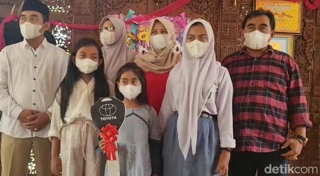Tak hanya untuk kedua anaknya, keponakannya yang bernama Nadin Berlian Rica Prasetya juga diberikan hadiah mobil. Mobil tersebut merupakan bentuk ucapan terima kasih atas bantuan usaha yang telah dibangun bersama keluarganya. Foto:  Arif Syaifuddin/Detikcom