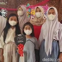 Tak hanya untuk kedua anaknya, keponakannya yang bernama Nadin Berlian Rica Prasetya juga diberikan hadiah mobil. Mobil tersebut merupakan bentuk ucapan terima kasih atas bantuan usaha yang telah dibangun bersama keluarganya. Foto:  Arif Syaifuddin/Detikcom