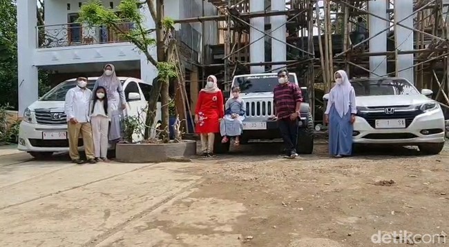 Sekdes Pati, Nur Chamin belakangan tengah jadi sorotan usai terlihat memberikan kado berupa mobil mewah untuk anak dan keponakannya. Tak tanggung-tanggung, harga 3 mobil tersebut mencapai Rp 3 miliar. Foto: Arif Syaifuddin/Detikcom