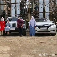 Sekdes Pati, Nur Chamin belakangan tengah jadi sorotan usai terlihat memberikan kado berupa mobil mewah untuk anak dan keponakannya. Tak tanggung-tanggung, harga 3 mobil tersebut mencapai Rp 3 miliar. Foto: Arif Syaifuddin/Detikcom