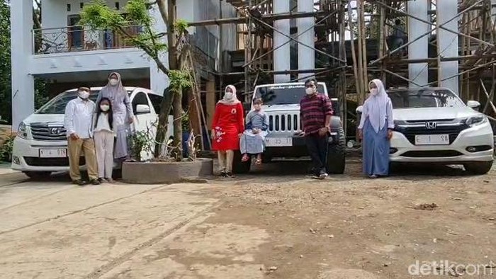 3 unit mobil mewah hadiah ulang tahun seorang sekretaris Desa Gajihan Kecamatan Gunungwungkal, Pati, viral di medsos. Ini dia penampakan ketiga mobilnya.