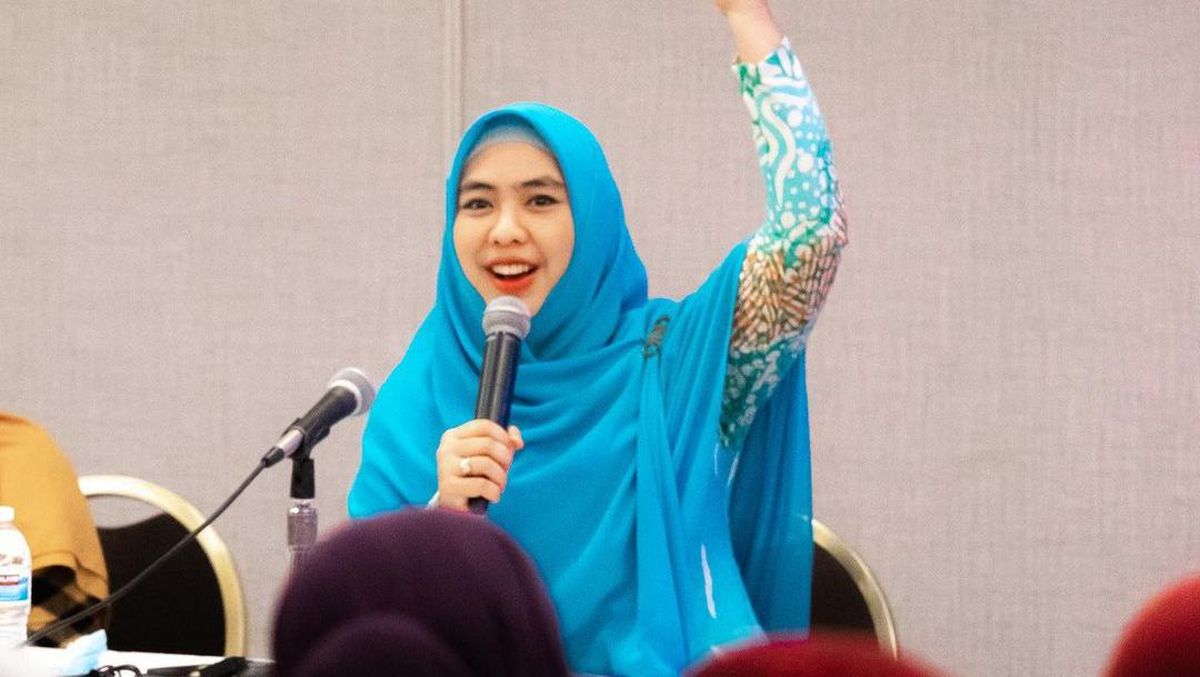 Xotin va dugonasi erini sikish video