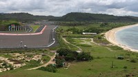 Pihak pengelola menghadirkan program wisata Lampaq (berjalan) di Sirkuit Mandalika. Program ini memberikan pengalaman bagi pengunjung untuk naik trailer yang biasa digunakan pembalap MotoGP. (ANTARA FOTO/Andika Wahyu)