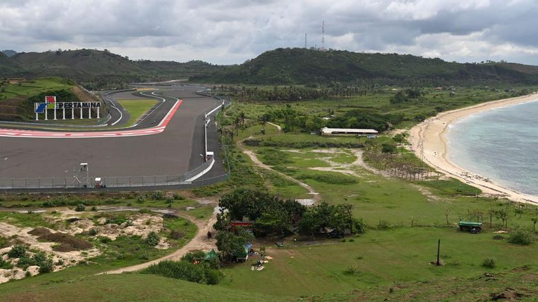PAMOR MANDALIKA DI PENTAS BALAP DUNIA Panorama Pertamina Mandalika International Street Circuit, di Lombok Tengah, Nusa Tenggara Barat.