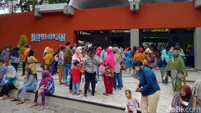 Sejumlah tempat wisata di Surabaya diserbu wisatawan di hari kedua libur tahun baru. Salah satunya yakni Taman Hiburan Pantai Kenjeran.