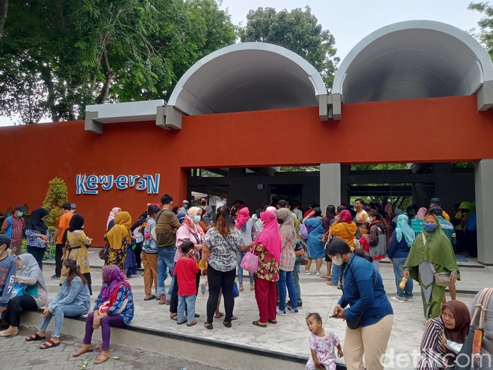 Sejumlah tempat wisata di Surabaya diserbu wisatawan di hari kedua libur tahun baru. Salah satunya yakni Taman Hiburan Pantai Kenjeran.