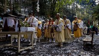 Di zaman yang serba canggih ini, menyembah gunung merupakan suatu hal yang jarang didengar. Namun, kegiatan itu ternyata masih ada dan makin banyak pengikutnya. Tepatnya di Prefektur Yamagata tedapat sebuah pegunungan yang ramai dikunjungi oleh Yamabushi (para pertapa).  