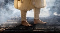 Yamabushi melantunkan doa sambil berjalan tanpa alas kaki di atas kayu yang terbakar. Mereka berharap kesehatan dan kebahagiaan yang baik di tahun baru.  