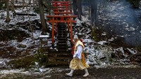 Pangeran Hachiko langsung membangun kuil di tiga puncak gunung yakni Gunung Haguro, Gunung Gassan dan Gunung Yudono. Hal itu ia lakukan agar para dewa dewi gunung menjaga kedamaian dan kemakmuran wilayah tersebut. Tidak sampai disitu, dirinya juga menetapkan pegunungan sebagai pusat Shugendo (bentuk pemujaan gunung khas Jepang). Seiring jalannya waktu, Pangeran Hachiko memasukkan unsur unsur Shinto, Buddha dan Taoisme.   