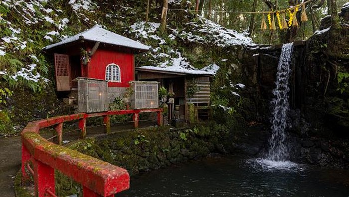 Para Penyembah Hutan di Jepang Rayakan Ritual Tahun Baru TAMBASASAYAMA, JAPAN - JANUARY 03: Fudo waterfall is pictured during a Fudo honor festival on January 03, 2022 in Tambasasayama, Japan. The Yamabushi chant and pray as worshipers walk barefoot on the burnt logs and wish for good health and happiness in the new year. Due to the coronavirus pandemic the event was canceled last year. (Photo by Buddhika Weerasinghe/Getty Images)