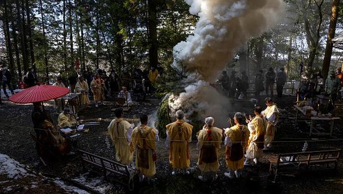 Para Penyembah Hutan di Jepang Rayakan Ritual Tahun Baru TAMBASASAYAMA, JAPAN - JANUARY 03: Fudo waterfall is pictured during a Fudo honor festival on January 03, 2022 in Tambasasayama, Japan. The Yamabushi chant and pray as worshipers walk barefoot on the burnt logs and wish for good health and happiness in the new year. Due to the coronavirus pandemic the event was canceled last year. (Photo by Buddhika Weerasinghe/Getty Images)