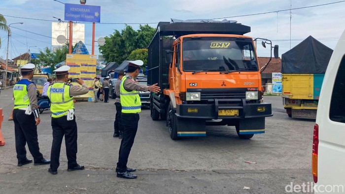 pelabuhan ketapang diblokade sopir truk