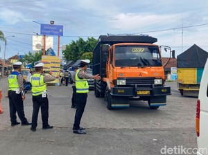 Pelabuhan Ketapang Diblokade, Polisi Alihkan Kendaraan dan Bongkar Muat ke LCM