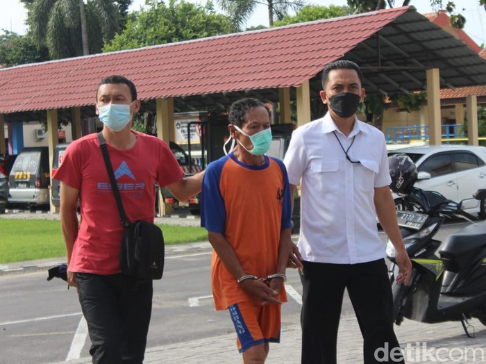 Office boy (OB) kantor desa di Kecamatan Ngoro, Jombang, KTJ (51) memerkosa siswi SD. Aksi bejat pelaku berlangsung sejak korban berusia 4 tahun.