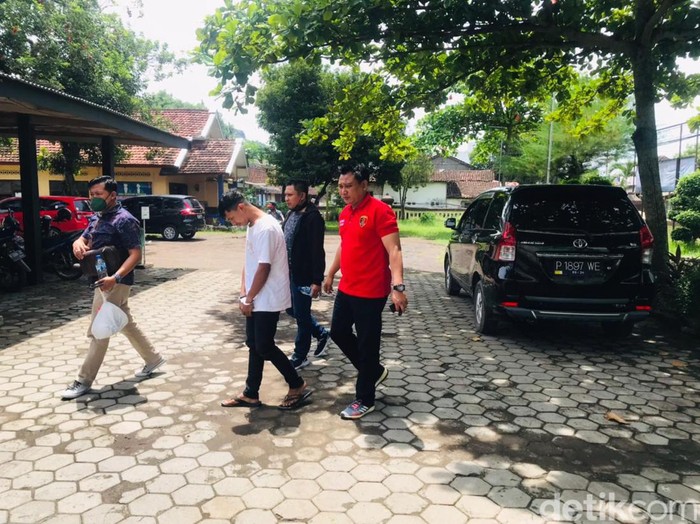 Seorang gadis di Jember menjadi korban pencabulan. Ia dicabuli seorang pemuda yang dikenal dari media sosial Facebook.