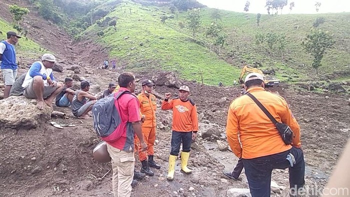 Pencarian korban longsor di Dompu, NTB. (Faruk/detikcom)