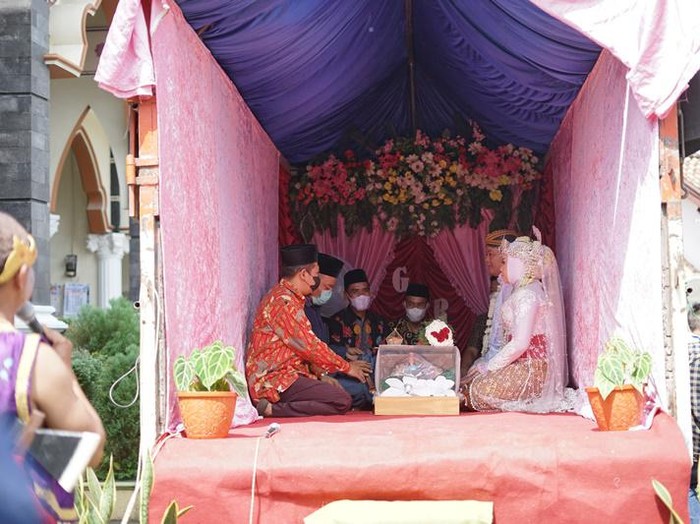 Pernikahan di atas bak truk, Kabupaten Magelang, Minggu (26/12/2021).