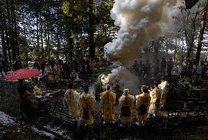Para Penyembah Hutan di Jepang Gelar Ritual Tahun Baru