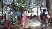Mereka berasal dari luar Kota Tegal dan datang ke kawasan pantai ini sejak pagi, sekitar pukul 07.00. Sesuai aturan PPKM, obyek wisata boleh dibuka dengan aturan jumlah pengunjung tidak melebihi 75 persen dari kapasitas yakni 6.000 orang. (Imam Suripto/detikTravel)